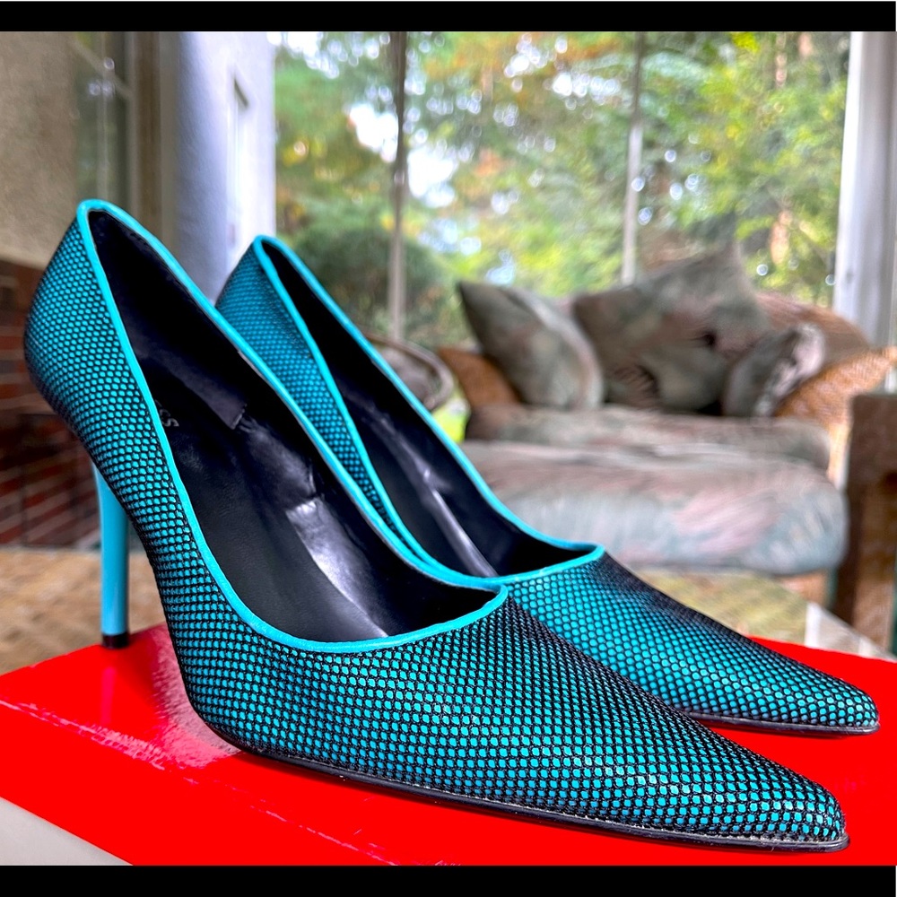 GUESS by Marciano • Turquoise Mesh Pumps size 7.5